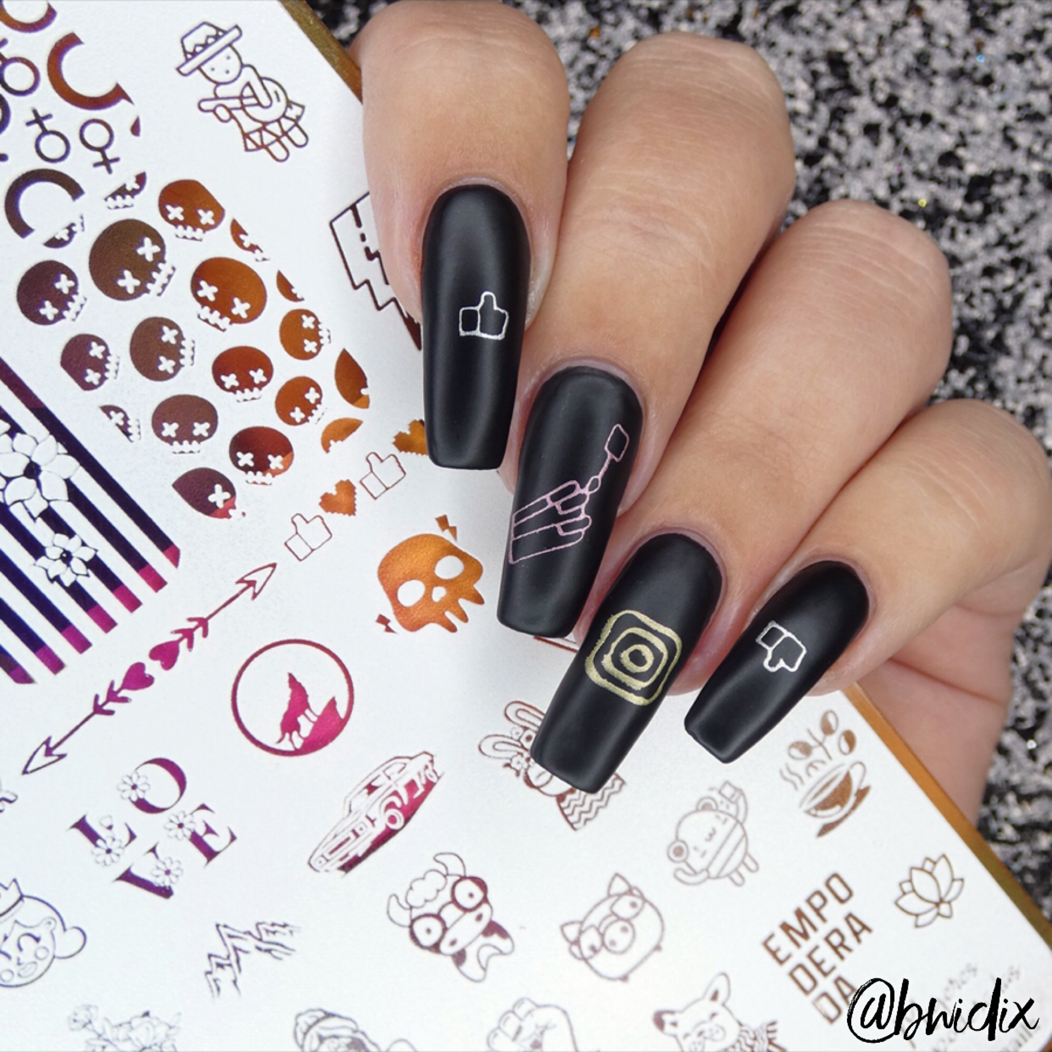 Goldy Thursday - Dorado - hlacosedora - Placa Stamping - Esmalte Stamping - Kit Stamping - cuidado manos - cuidado uñas
