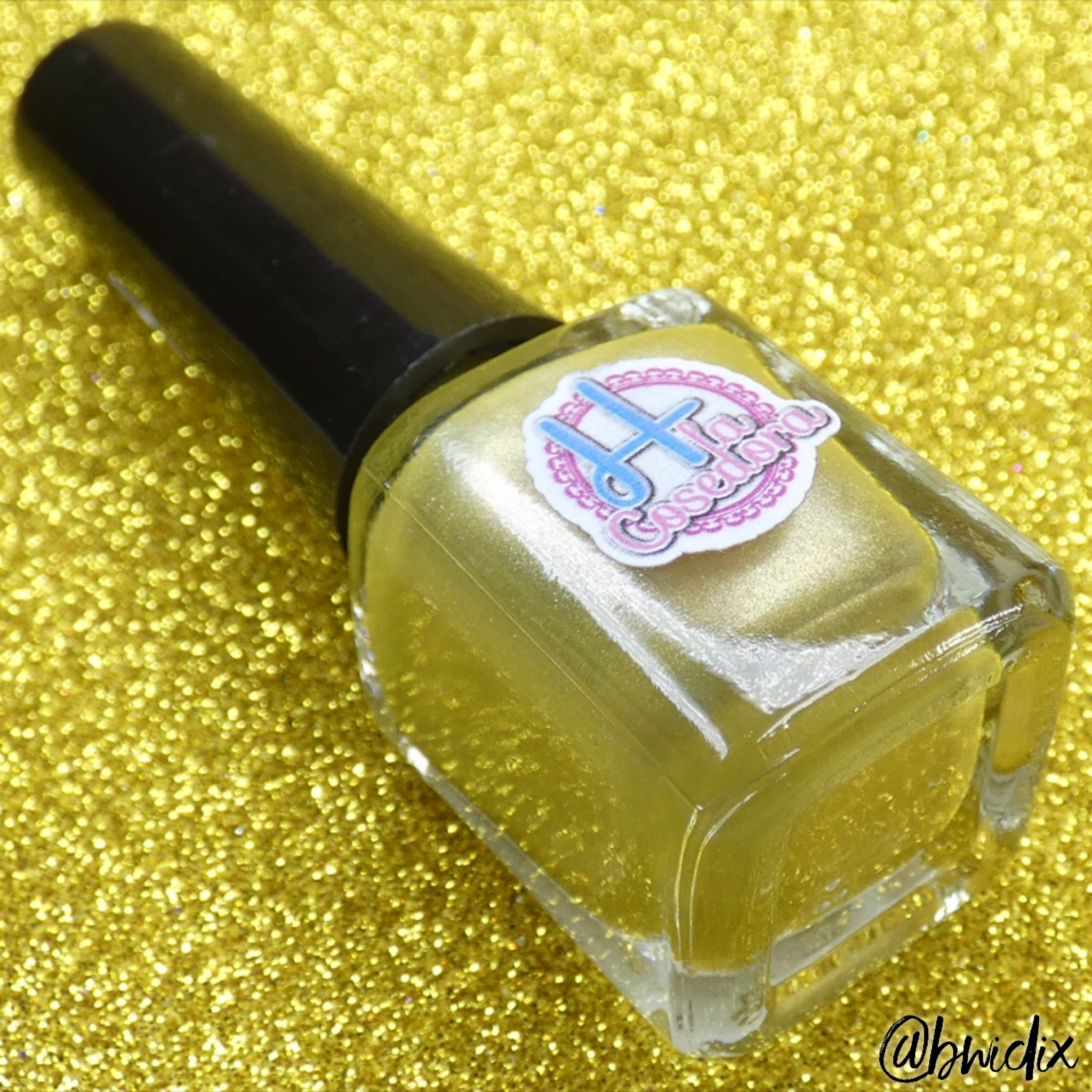 Goldy Thursday - Dorado - hlacosedora - Placa Stamping - Esmalte Stamping - Kit Stamping - cuidado manos - cuidado uñas