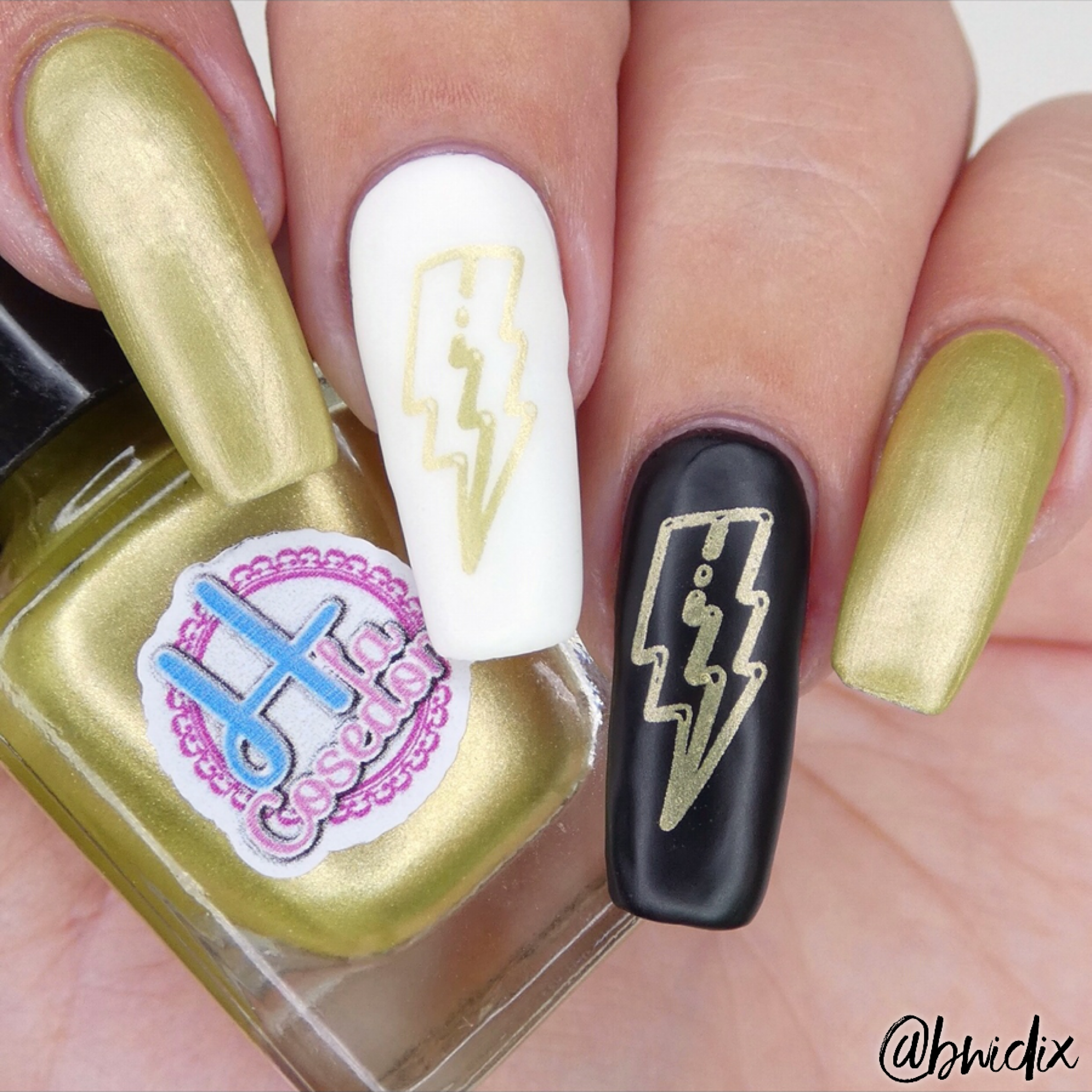 Goldy Thursday - Dorado - hlacosedora - Placa Stamping - Esmalte Stamping - Kit Stamping - cuidado manos - cuidado uñas
